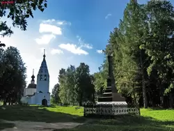 Памятник князю Василию Дмитриевичу и Успенский собор
