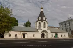 Псков, двухъярусная шатровая колокольня с боковыми корпусами церкви Михаила и Гавриила Архангелов