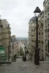 Улица Rue du Mont Cenis превращается в пешеходные лестницы, ведущие вниз