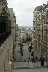 Улица Rue du Mont Cenis превращается в пешеходные лестницы, ведущие вниз