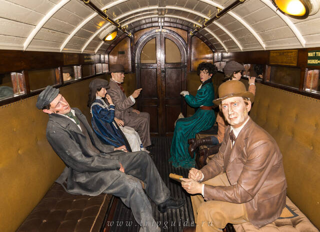 City and South London Railway, 1890 г. — вагоны изготовлены из дерева и не имели окон, так как считалось что пассажиры не смогут увидеть в тоннелях, по прибытии служащие кричали название станции