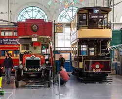 Двухэтажные трамвай и автобус в Музее транспорта Лондона