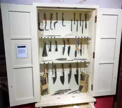 Ножи и инструменты для резки романского периода (оригиналы, около 100 г.) в типичном передвижном киоске (реконструкция)