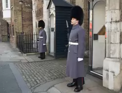 Гвардейцы у Сент-Джеймсского дворца в Лондоне