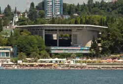 Концертный зал «Фестивальный» в Сочи — зрители верхних рядов могут наслаждаться видом на море