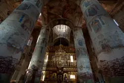 Колонны внутри Троицкого собора в Макарьевском монастыре