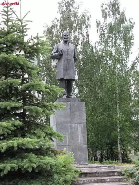 Памятник П.И. Чайковскому в городе Чайковский