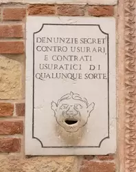 Ящик для анонимных доносов в Дворце Комунны в Вероне