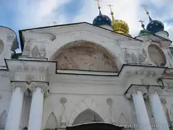 Барельеф на фасаде собора Дмитрия Ростовского
