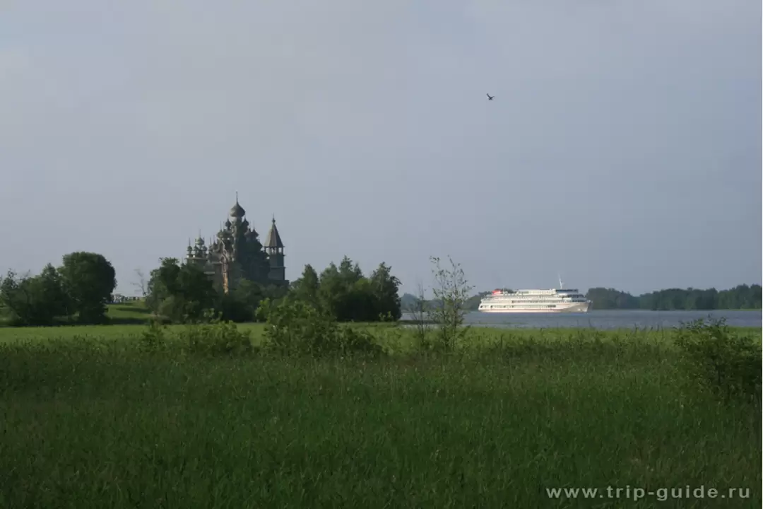 Камыш, теплоход и деревянная церковь