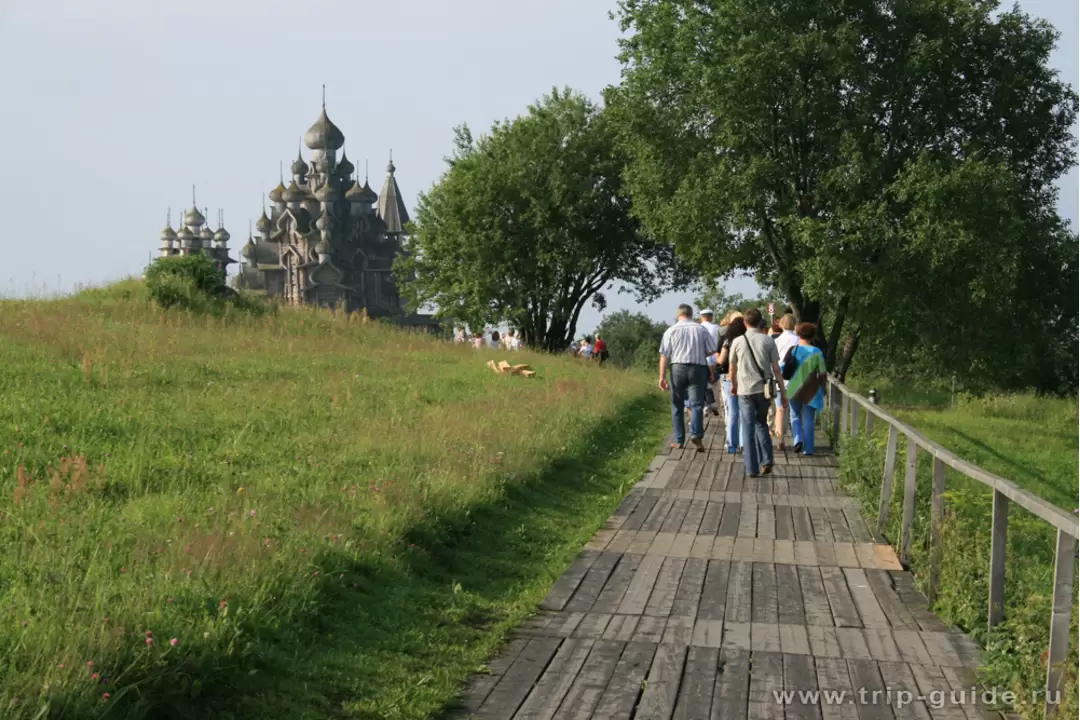 Туристы на острове Кижи