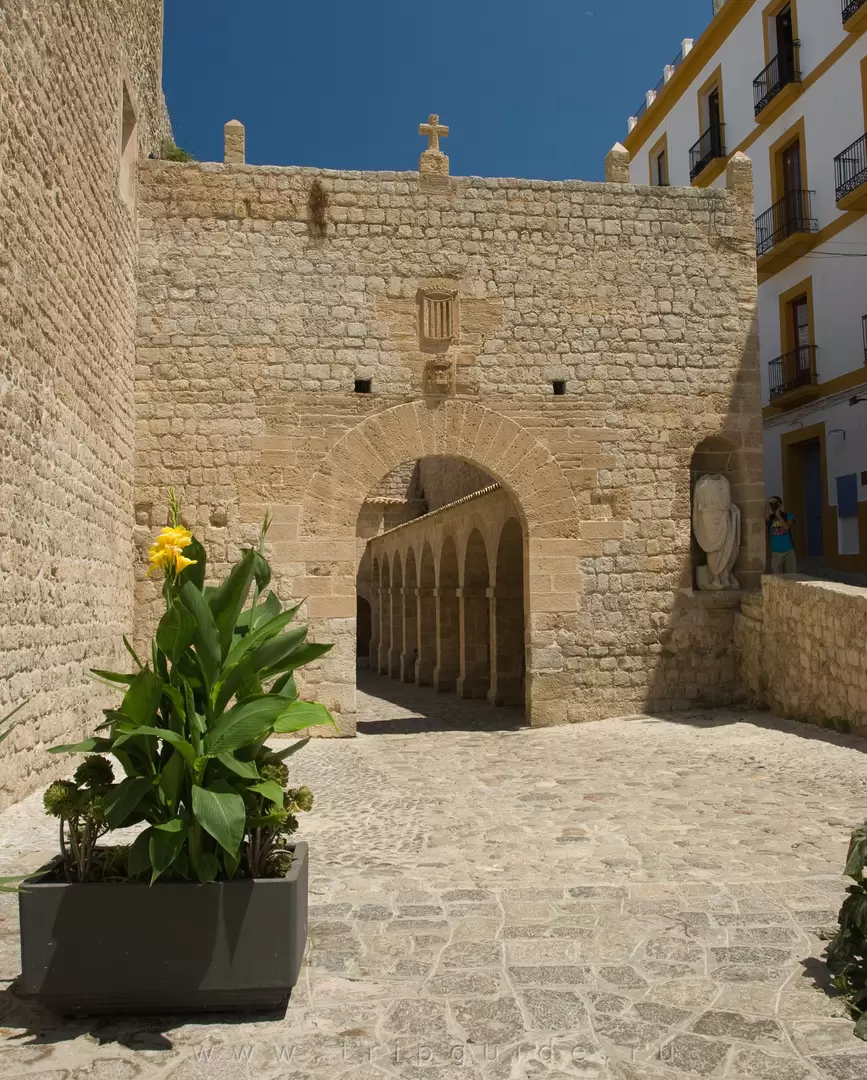 Оружейный двор Patio de Armas Оружейный двор Patio de Armas