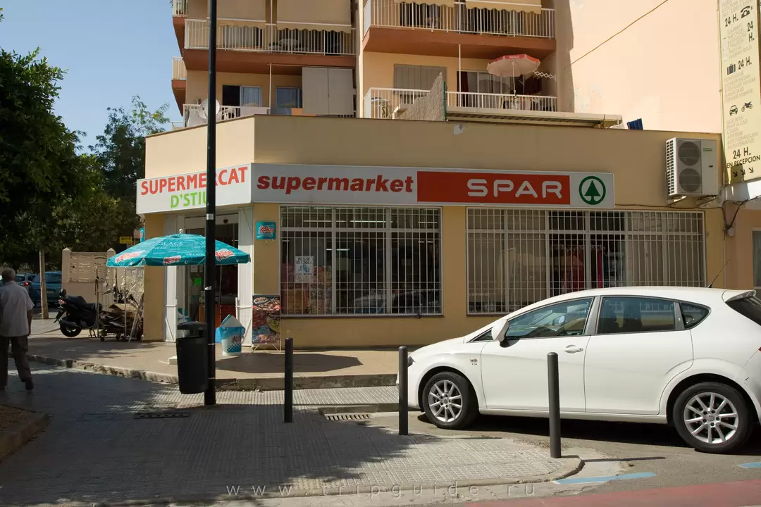 Магазин Spar недалеко от отеля со смешными ценами, особенно на спиртное Магазин Spar недалеко от отеля со смешными ценами, особенно на спиртное