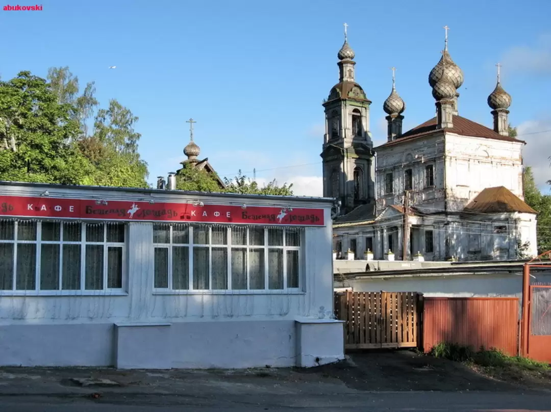 Воскресенская церковь и кафе Воскресенская церковь и кафе