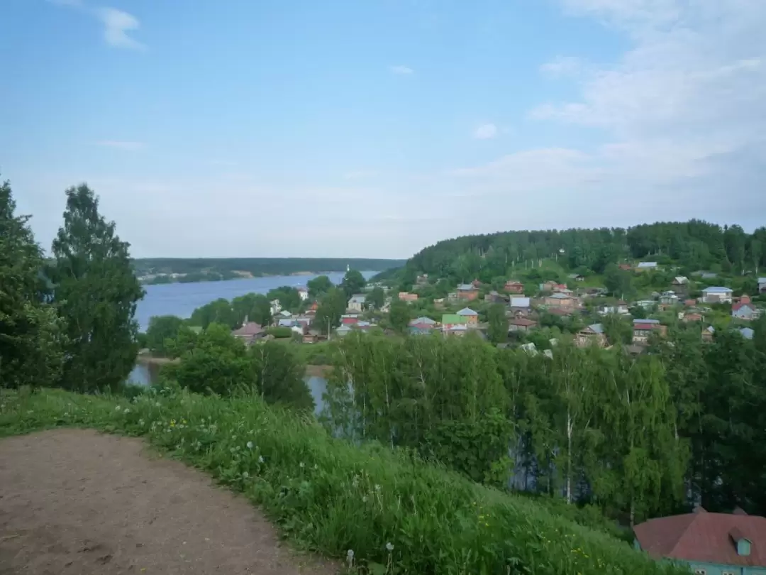 Вид с Соборной горы (горы Свободы) на город Плёс Вид с Соборной горы (горы Свободы) на город Плёс