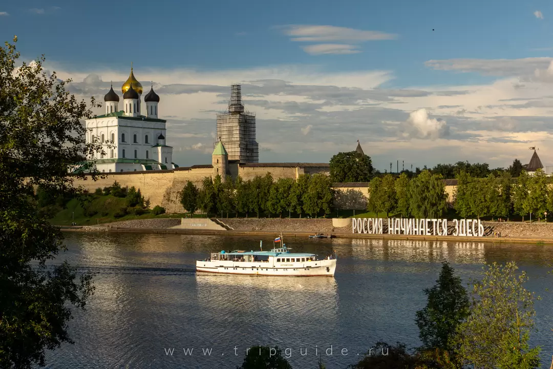 Надпись «Россия начинается здесь» на берегу реки Великая Надпись «Россия начинается здесь» на берегу реки Великая