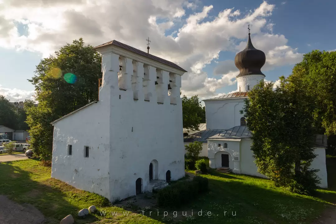 Пароменская Успенская церковь и колокольня Пароменская Успенская церковь и колокольня