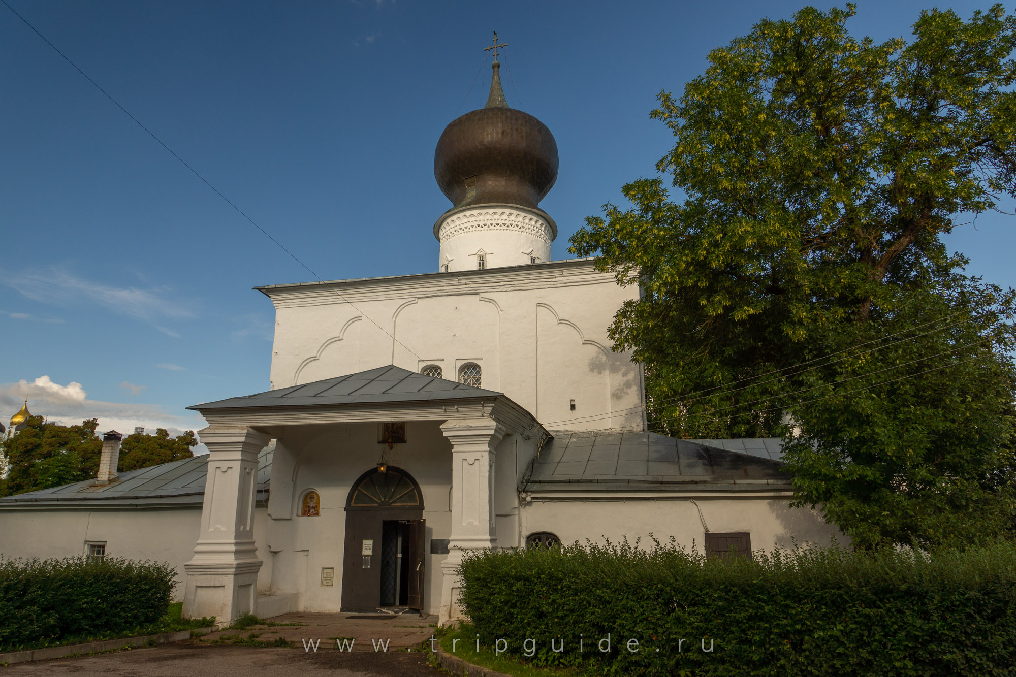 Псков, храм Успения Пресвятой Богородицы с Пароменья, главный вход