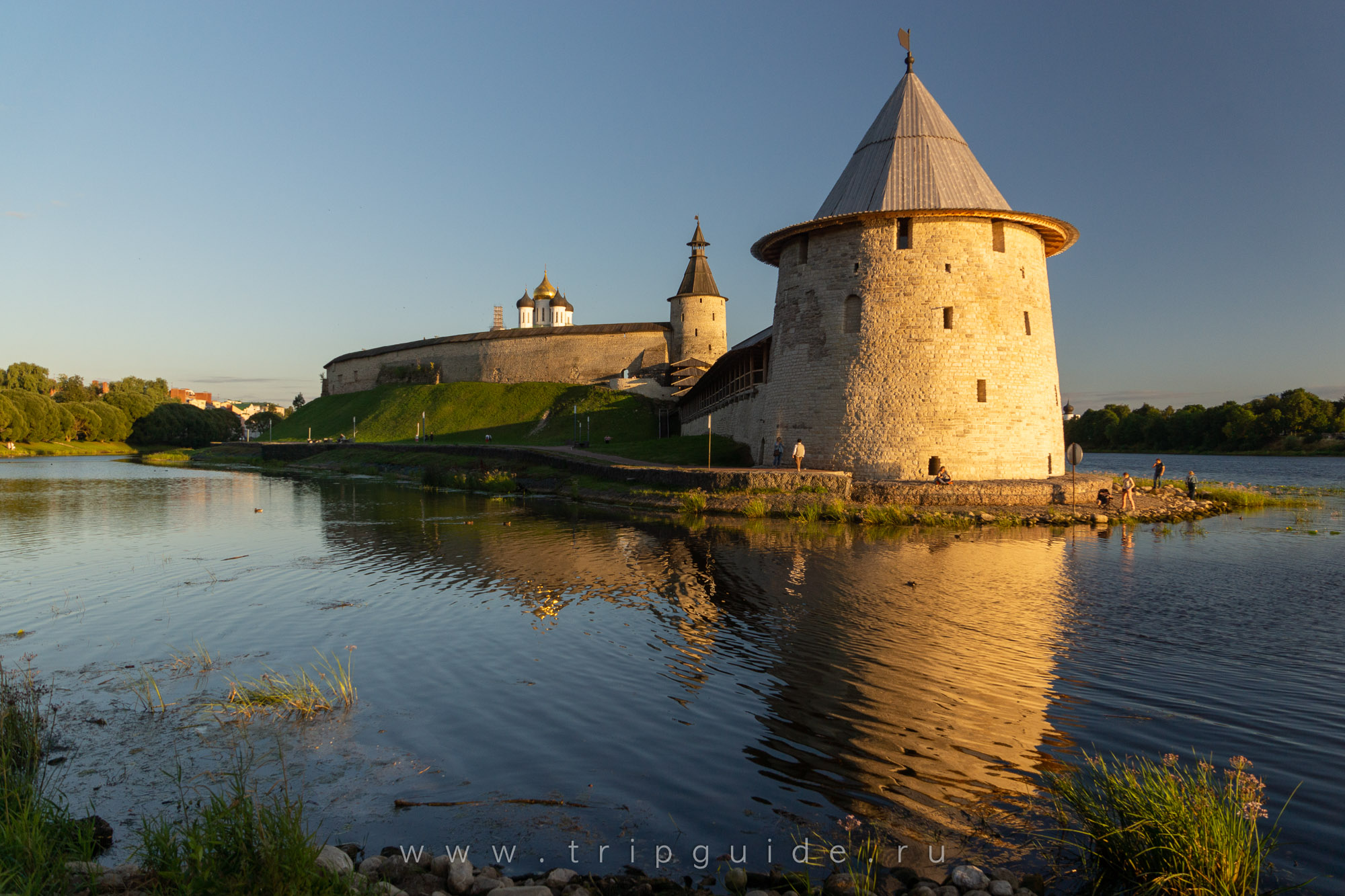 Псков, Плоская башня крома вечером