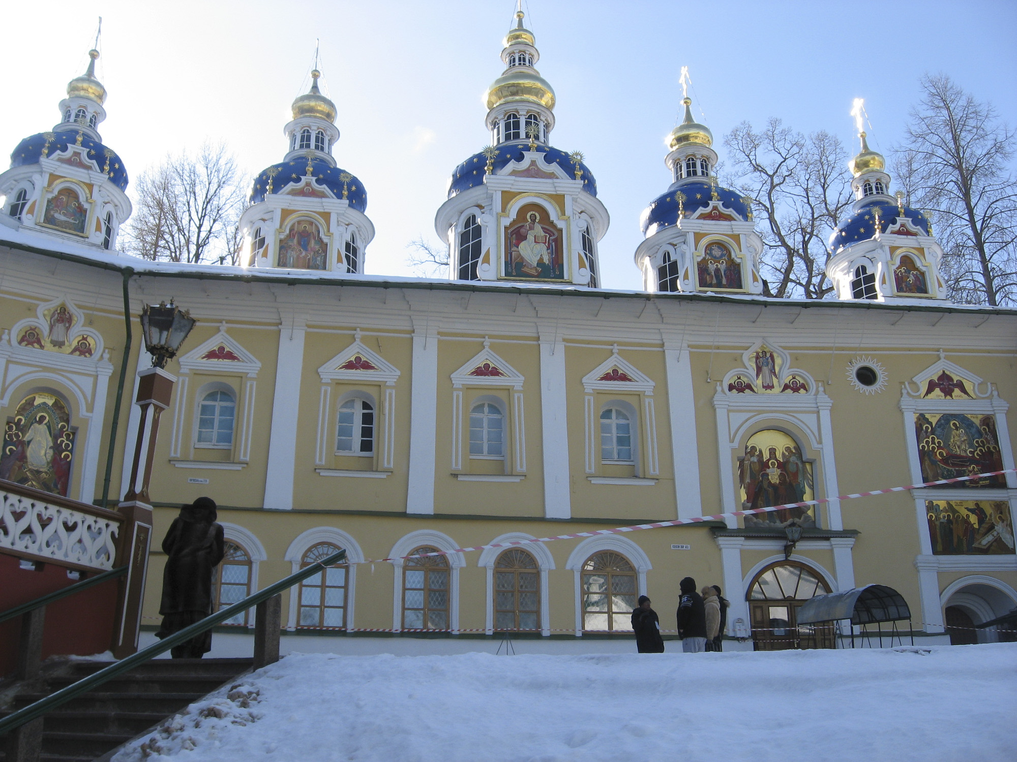 Псково печерский монастырь зимой фото