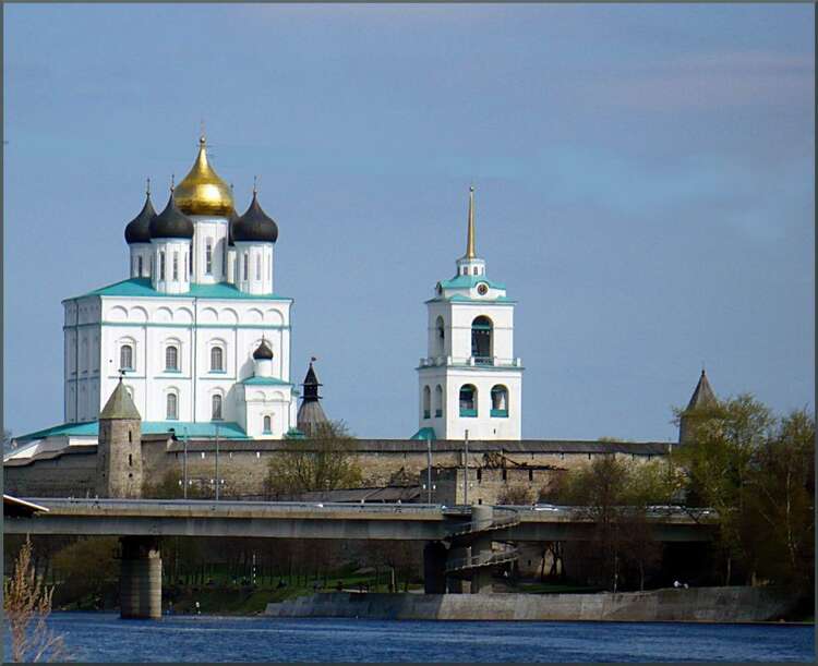 История пскова. Псковский Кремль ЕГЭ. Псков история. Псков гостиница рядом с храмом. Город Псков его достопримечательности когда был 18 век его цвет крыши.