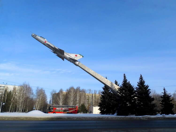 Самолет пенза. Памятник самолет Пенза. Самолет Су-9 Пенза. Памятник в Пензе Су-9. Памятник самолет в Пензе на проспекте Победы.