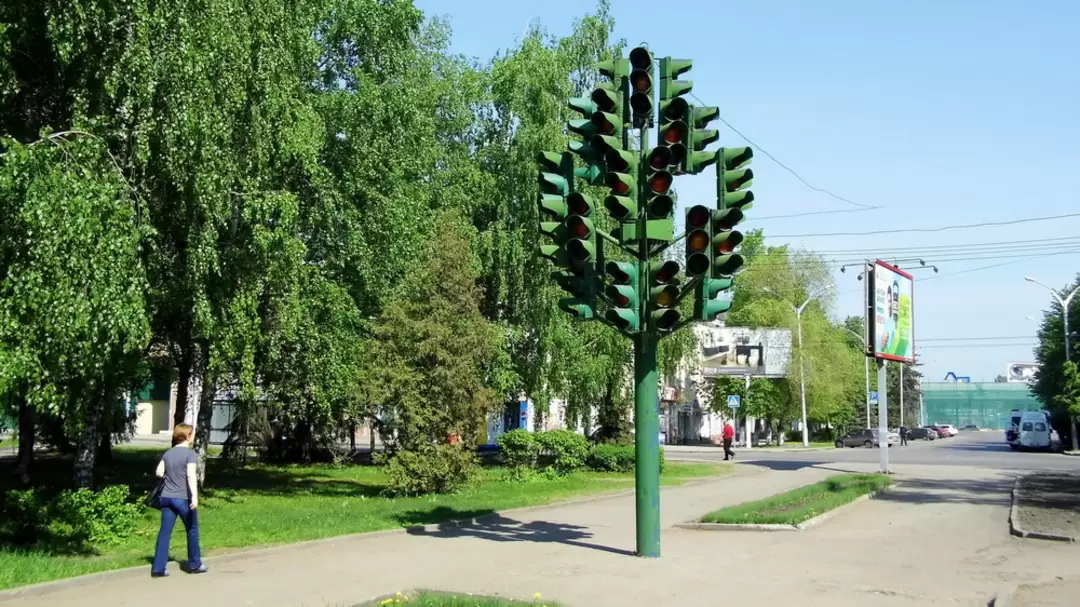 Композиция «Светофорное дерево» в сквере между улицами Октябрьская и Суворова в Пензе