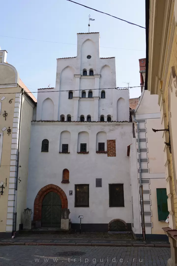 Самый старый из «Трех братьев» Самый старый из «Трех братьев»