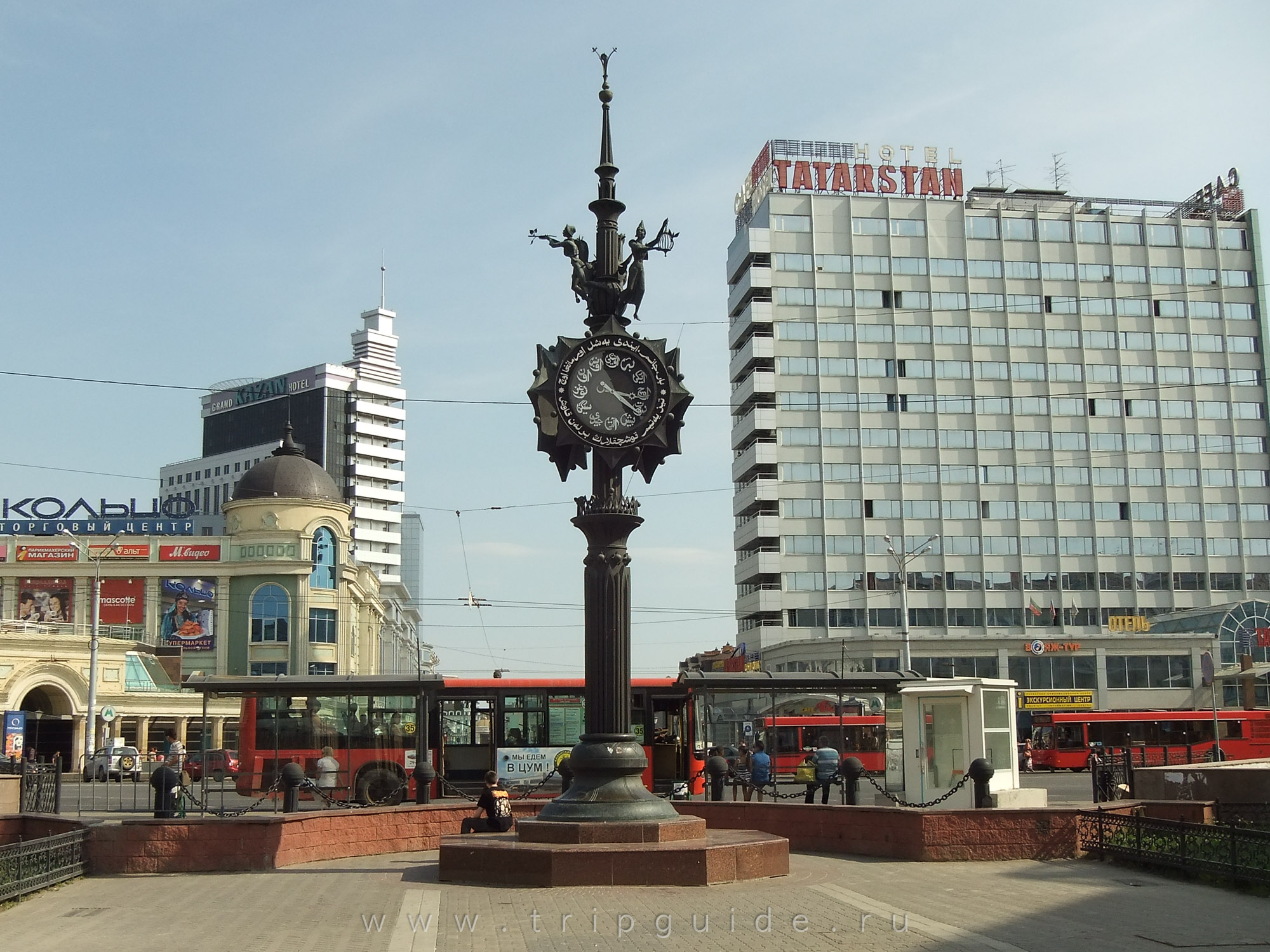 Часы на улице Баумана в Казани