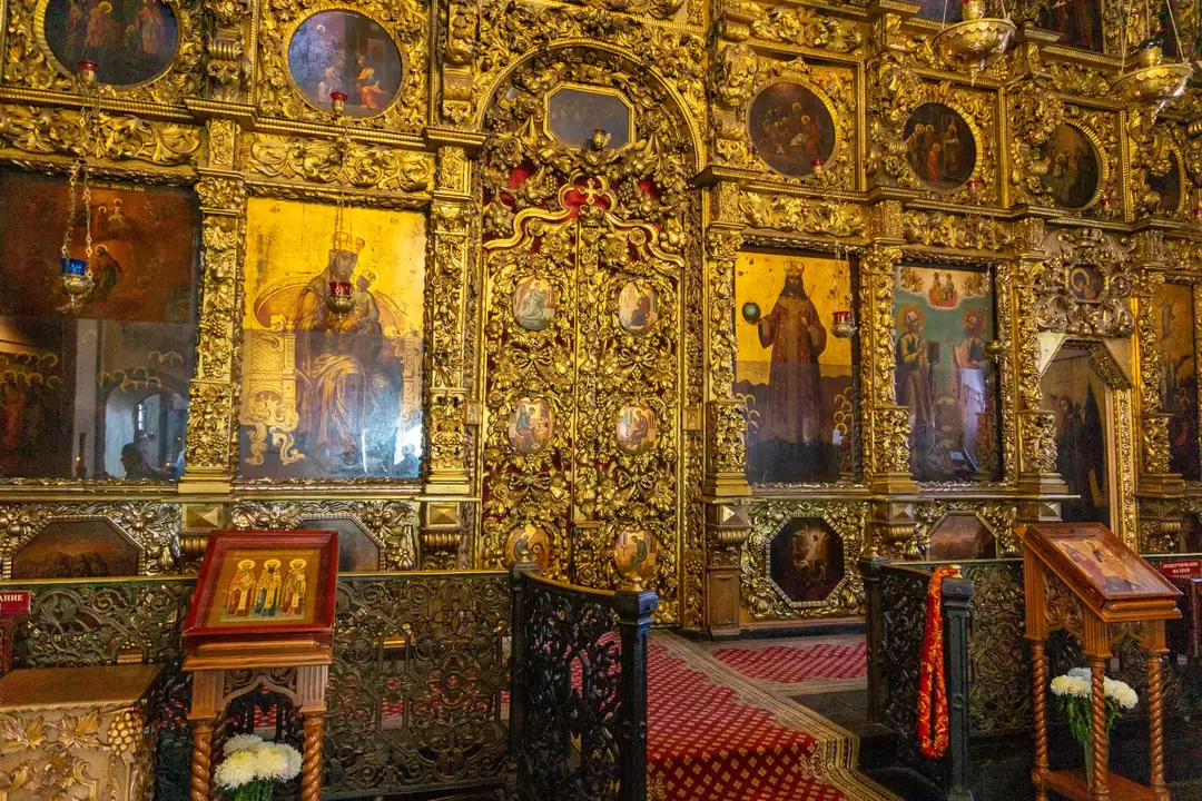 Царские врата в технике сквозной резьбы в Петропавловском соборе Царские врата в технике сквозной резьбы в Петропавловском соборе