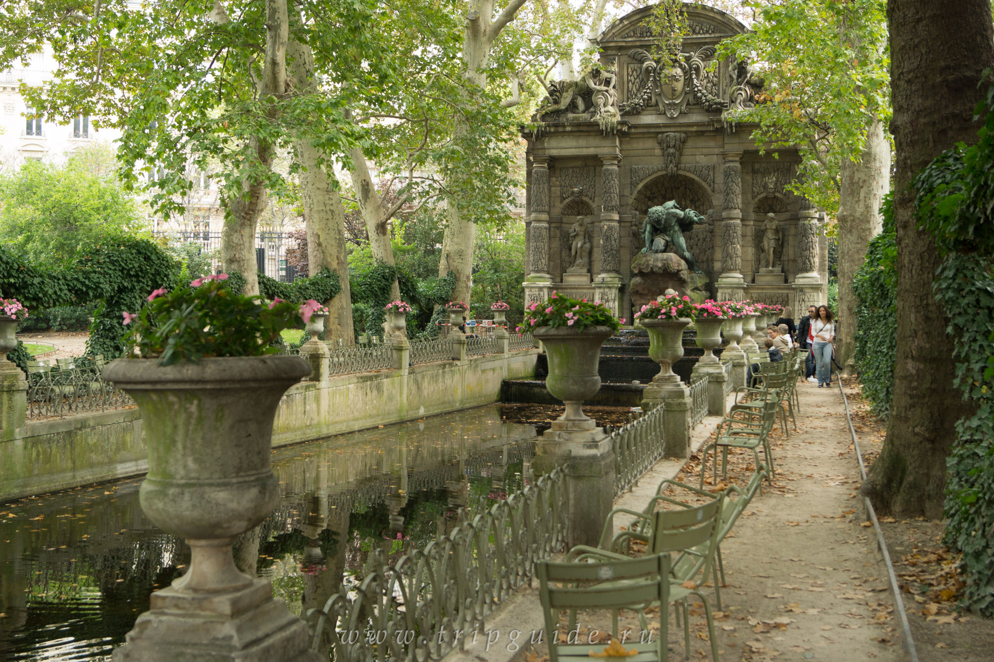 Фонтан Медичи в Люксембургском саду в Париже