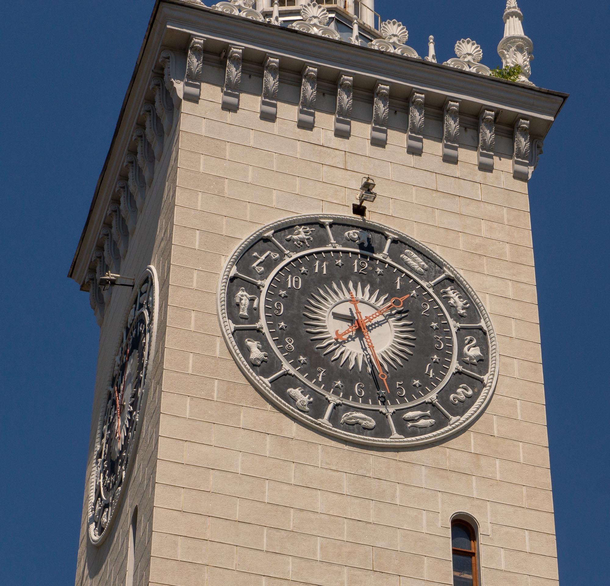 Башня с часами Симферополь вокзал