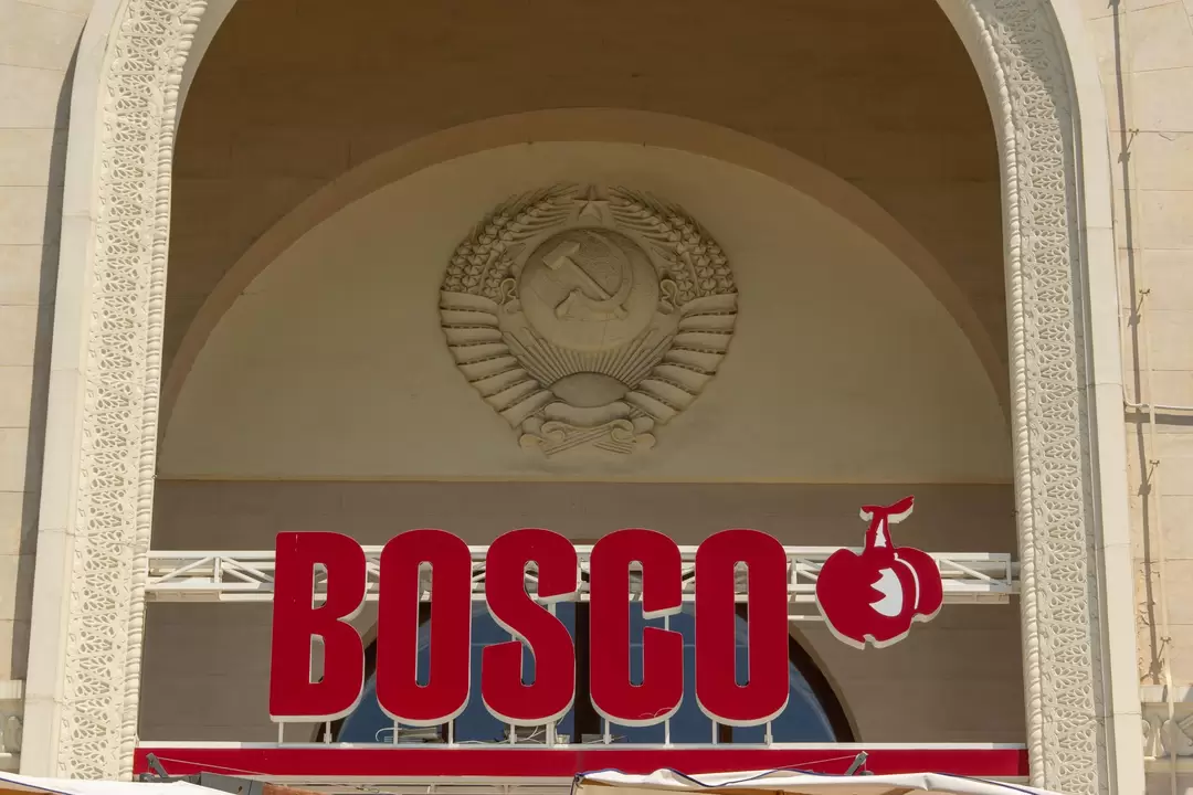 Морской вокзал Сочи, герб СССР и логотип магазина «Боско» («Bosco») Морской вокзал Сочи, герб СССР и логотип магазина «Боско» («Bosco»)