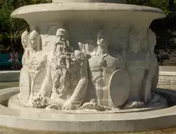 Богатыри на фонтане «Сказка» Дендрария в Сочи