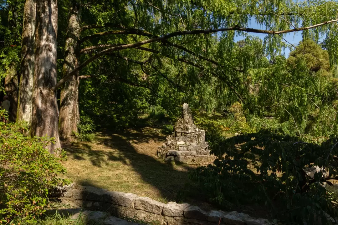 Камни — непременная часть японского сада Камни — непременная часть японского сада