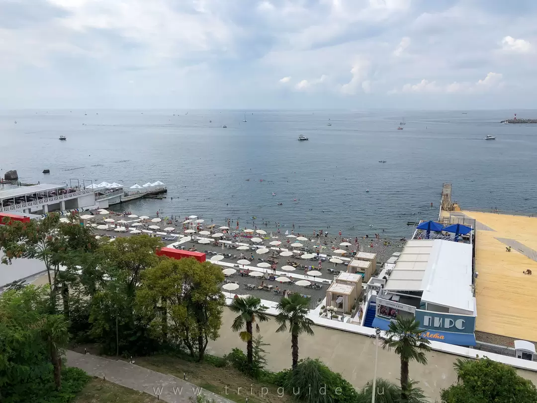 Пляж отеля «Меркюр» («Mercure») в Сочи Пляж отеля «Меркюр» («Mercure») в Сочи