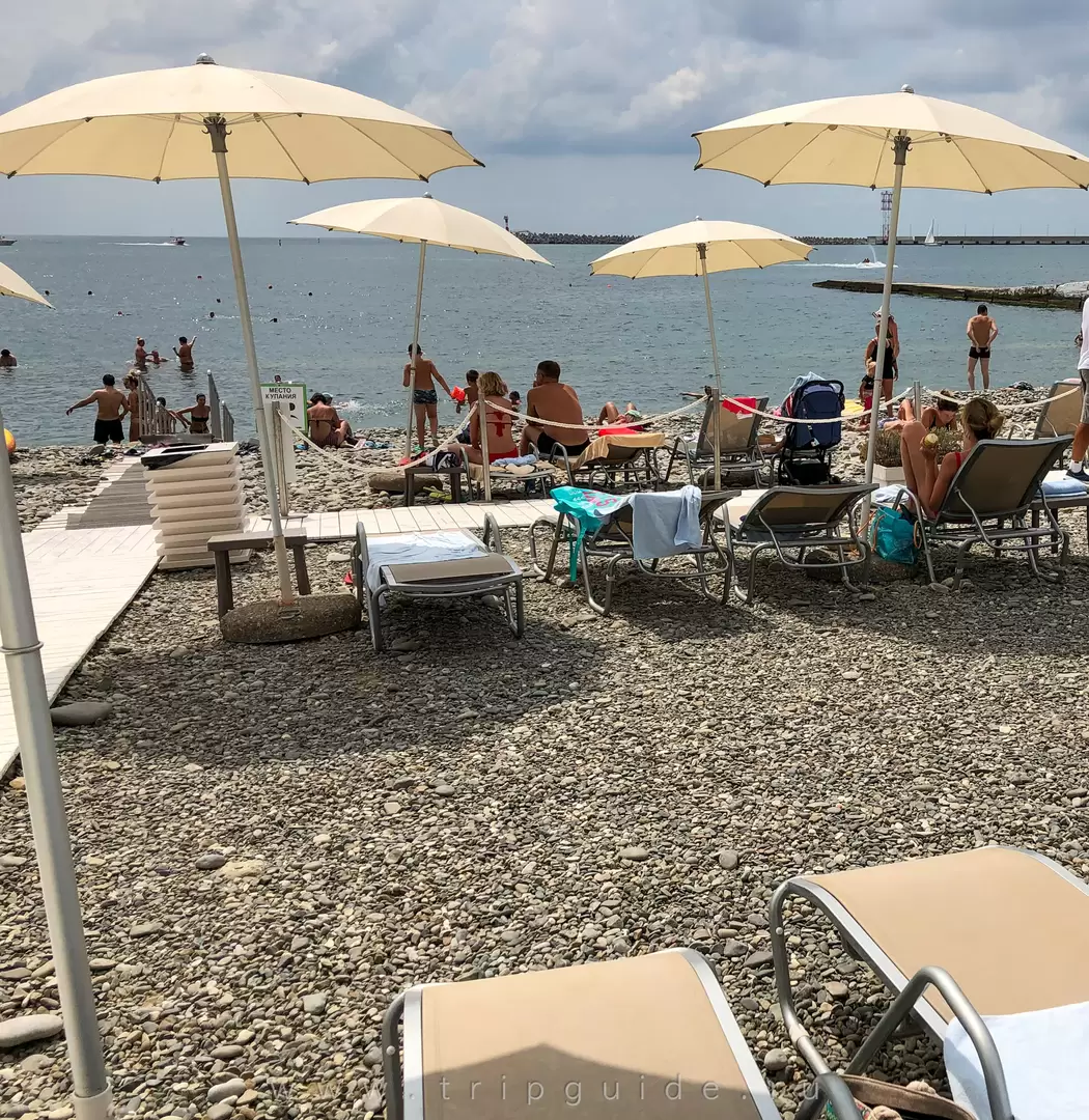 Пляж отеля «Меркюр» («Mercure») в Сочи Пляж отеля «Меркюр» («Mercure») в Сочи