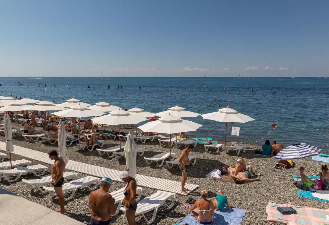 Пляж «Приморский» в районе ресторана «Sea Zone» в Сочи Пляж «Приморский» в районе ресторана «Sea Zone» в Сочи