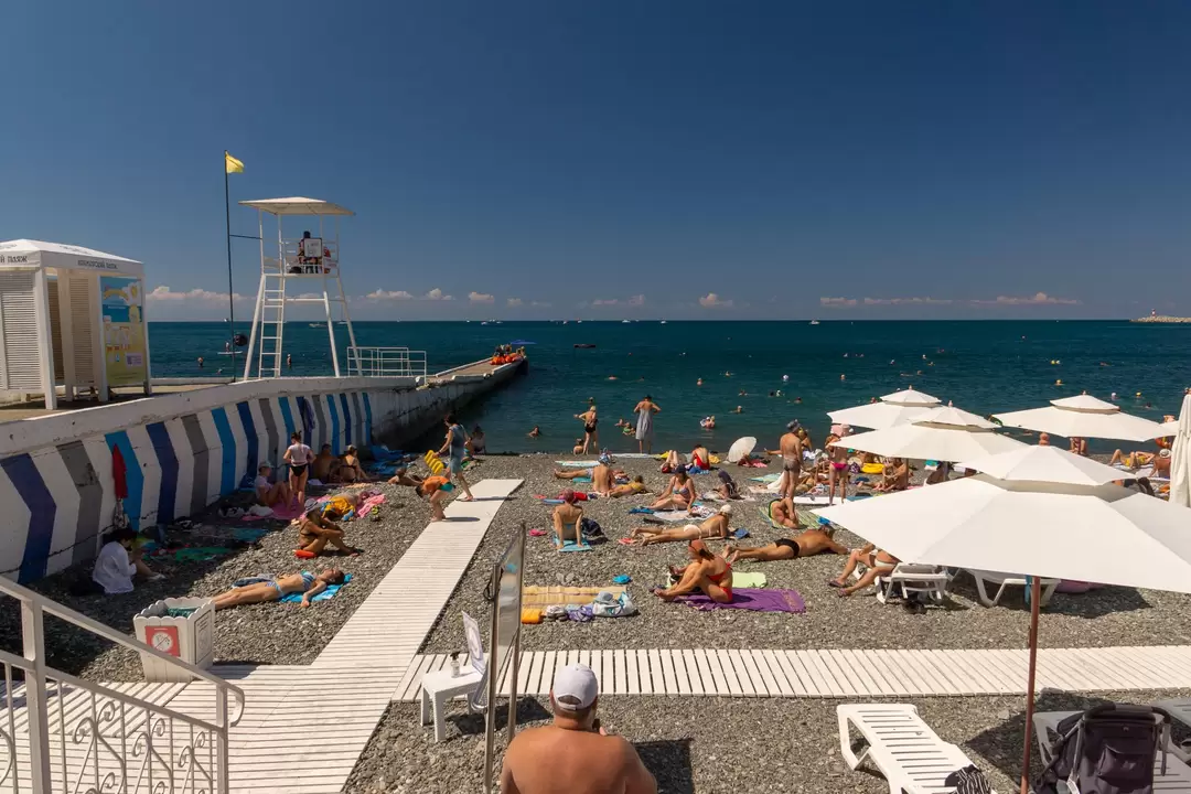 Пляж «Приморский» в районе ресторана «Sea Zone» в Сочи Пляж «Приморский» в районе ресторана «Sea Zone» в Сочи