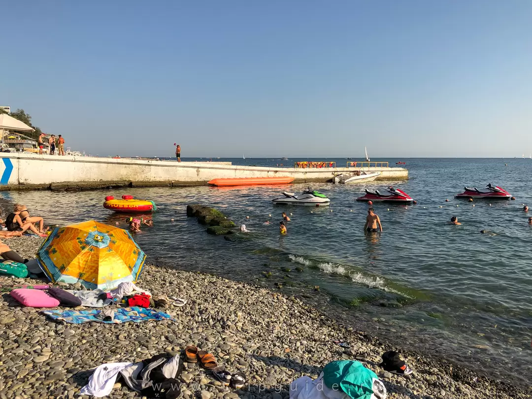 Зона проката водных мотоциклов, бананов и прочих аттракционов, купаться в этой части нельзя — за этим бдительно следят спасатели Зона проката водных мотоциклов, бананов и прочих аттракционов, купаться в этой части нельзя — за этим бдительно следят спасатели