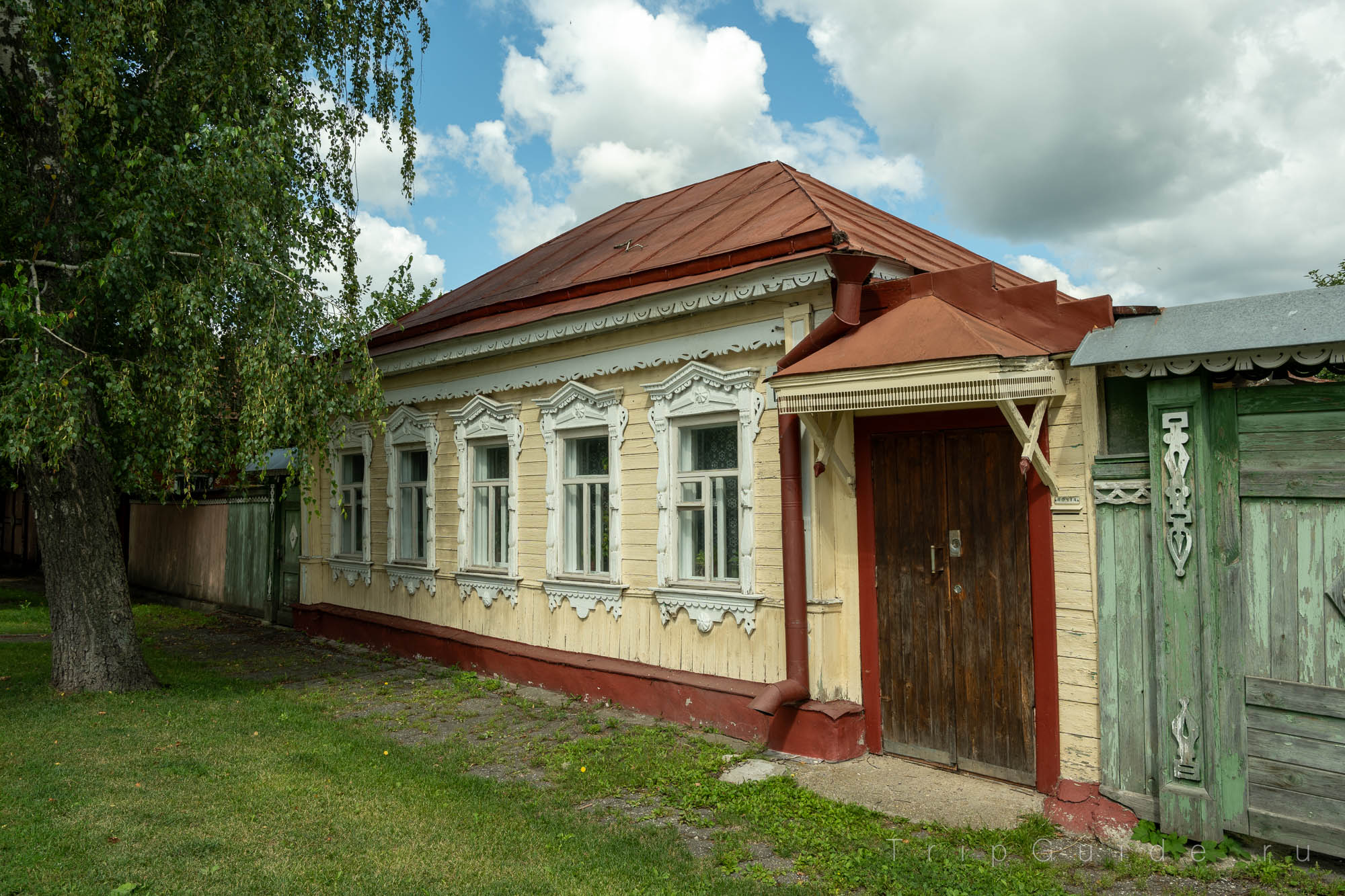 Деревянный жилой дом с красивыми наличниками, улица Лазарева 6 в Коломне