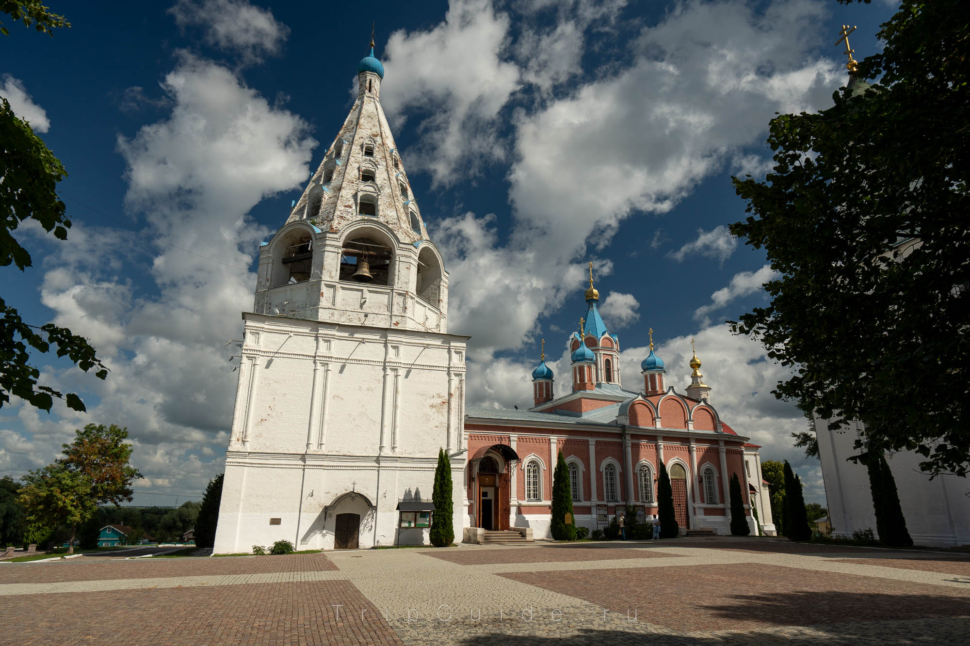 Коломенский кремль, яркое фото с облаками