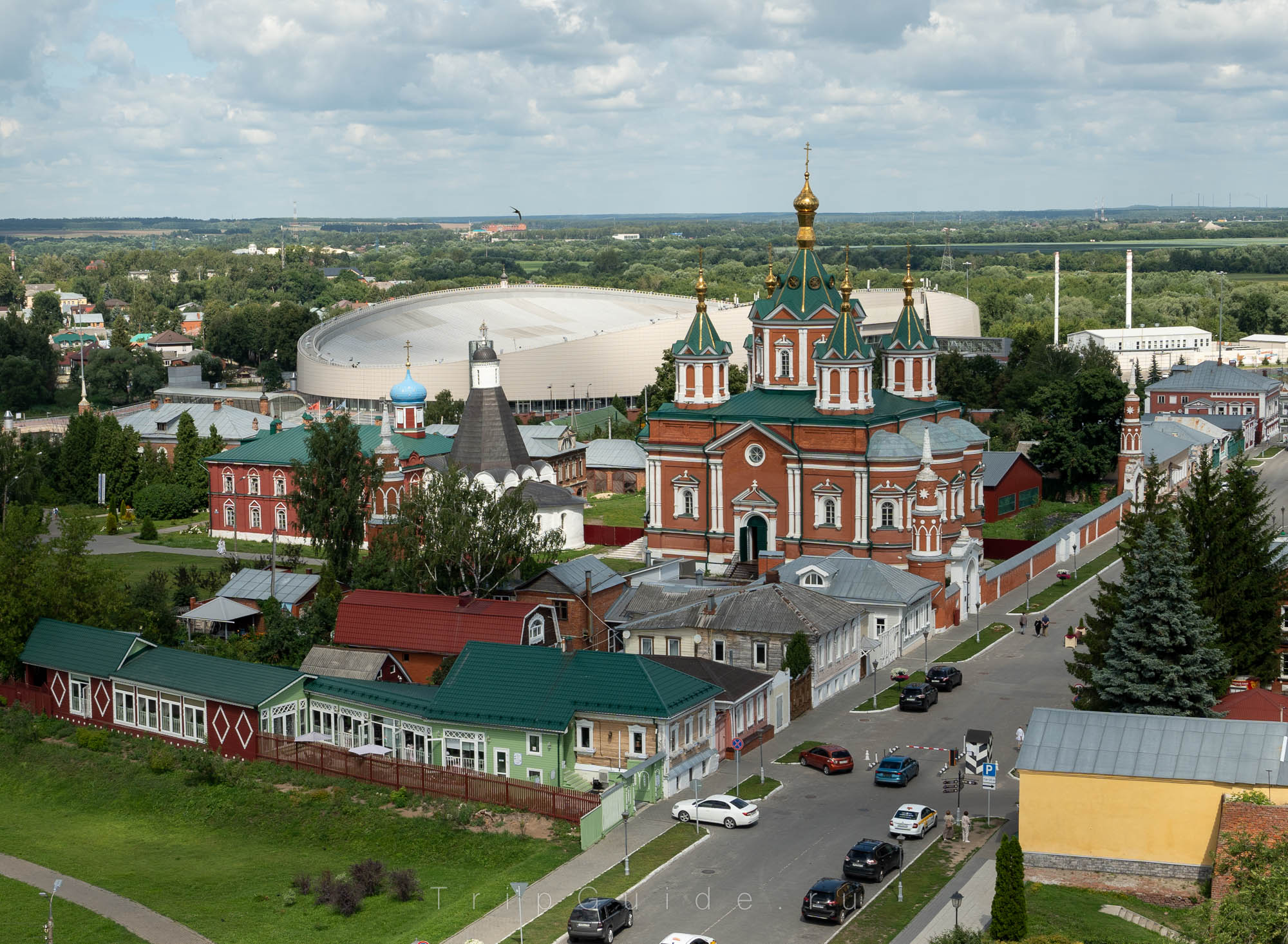 Крестовоздвиженский собор и конькобежный центр в Коломне