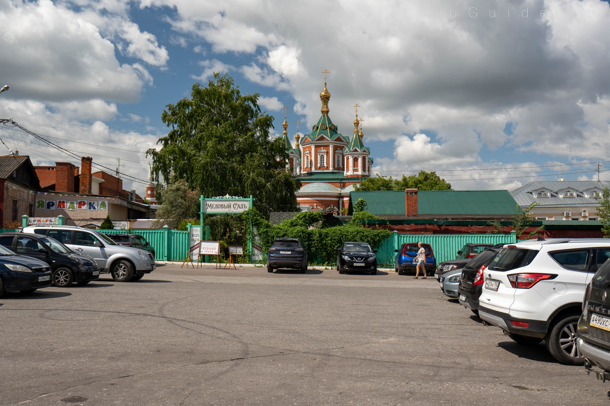 Парковка для автомобилей и туристических автобусов в центре Коломны