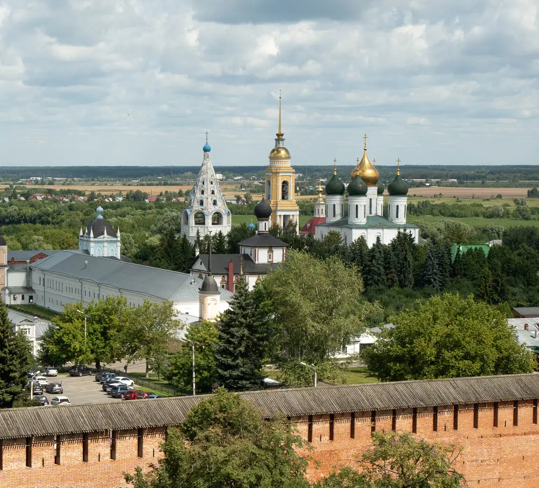 Успенский собор и Ново-Голутвин монастырь, вид с верхнего яруса колокольни в Коломне Успенский собор и Ново-Голутвин монастырь, вид с верхнего яруса колокольни в Коломне