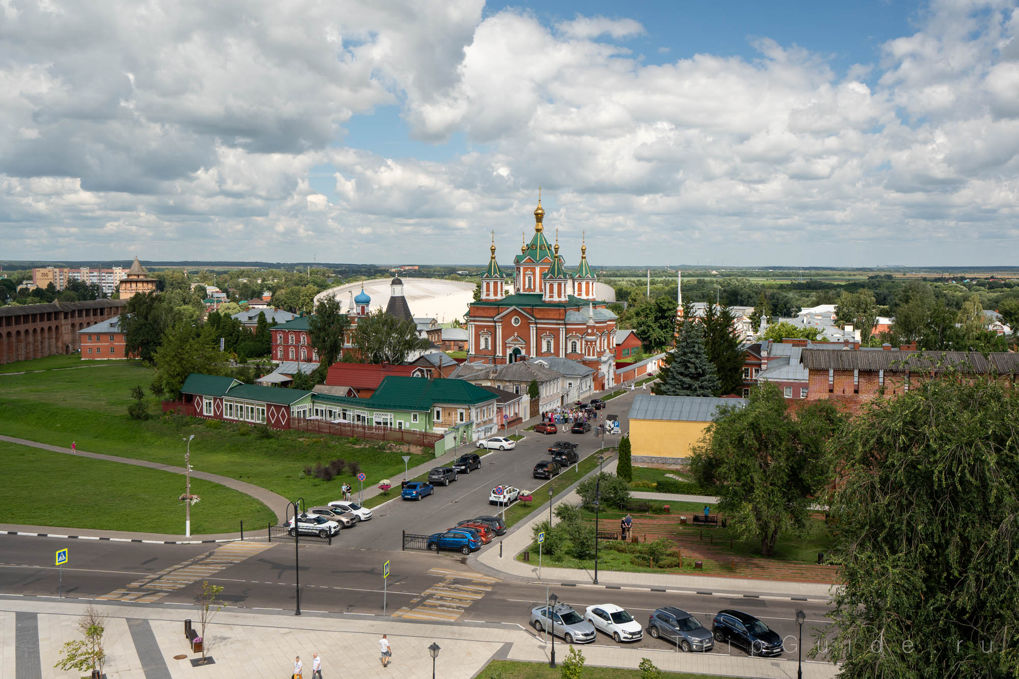 Вид на Крестовоздвиженский собор с колокольни