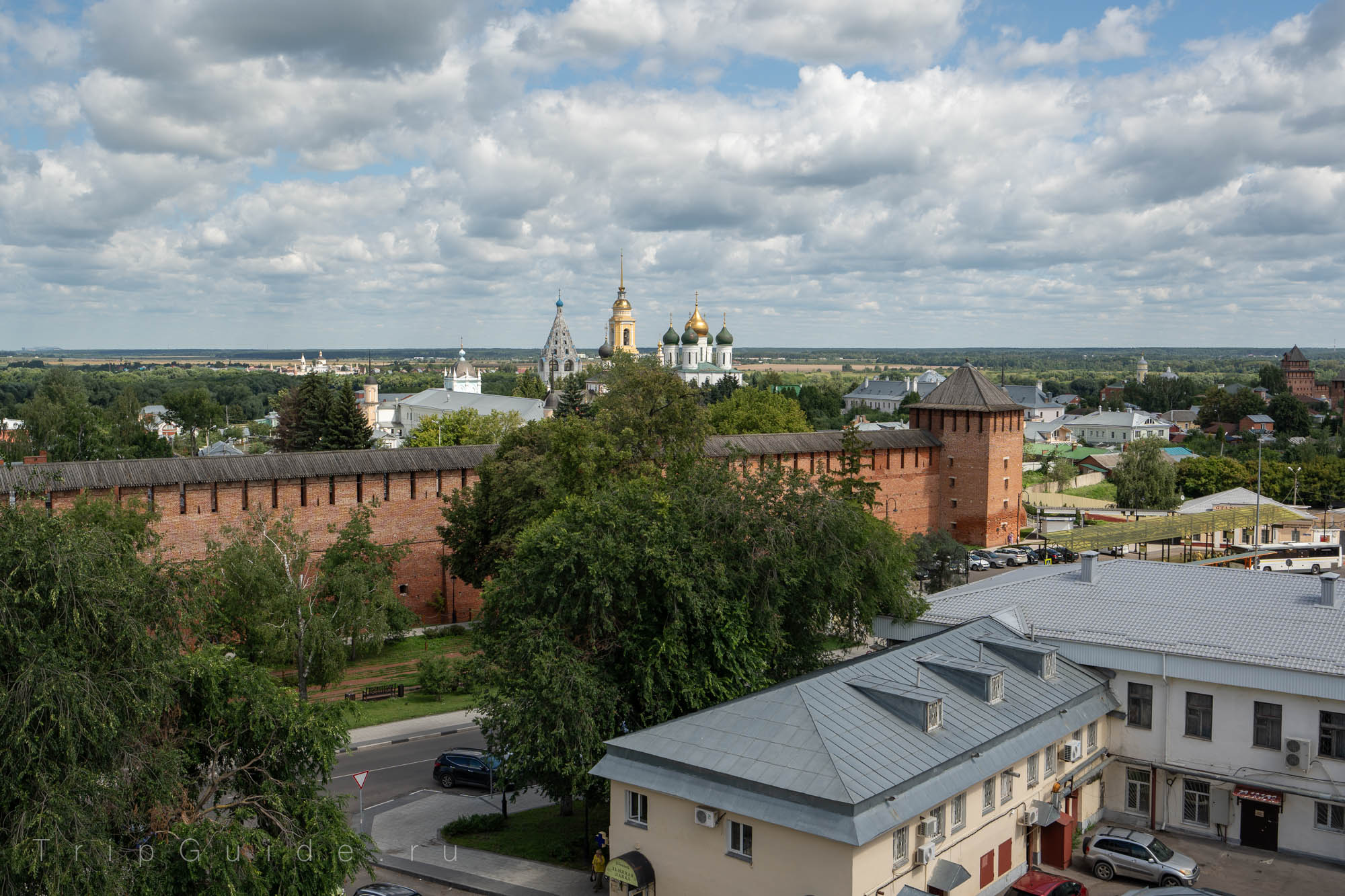 Ямская (Троицкая) башня и крепостная стена в Коломне, вид со смотровой площадки колокольни