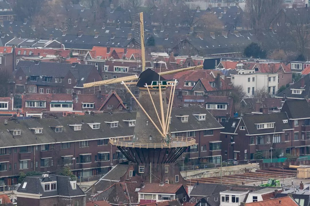 Molen de Roos — действующая ветряная мельница (музей) Molen de Roos — действующая ветряная мельница (музей)