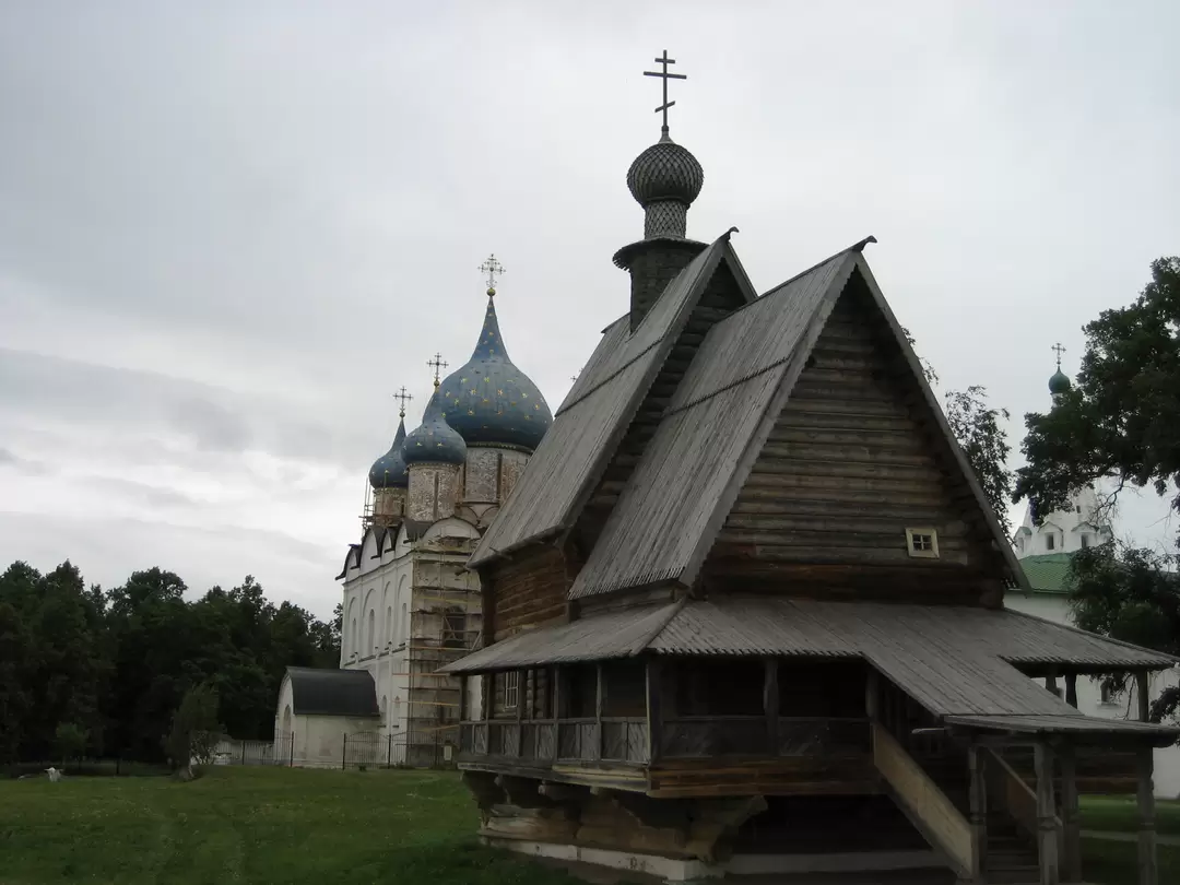 Никольская церковь из села Глотово, Суздальский кремль Никольская церковь из села Глотово, Суздальский кремль