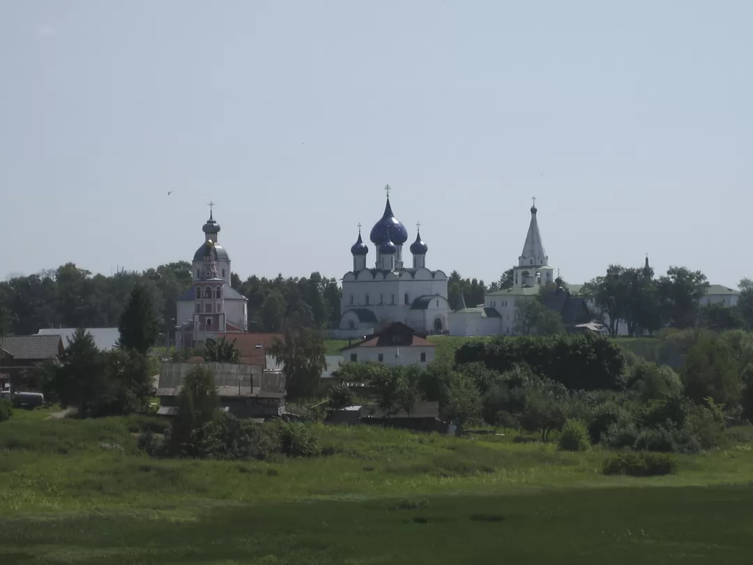 Вид на Суздальский кремль с земляного вала Вид на Суздальский кремль с земляного вала